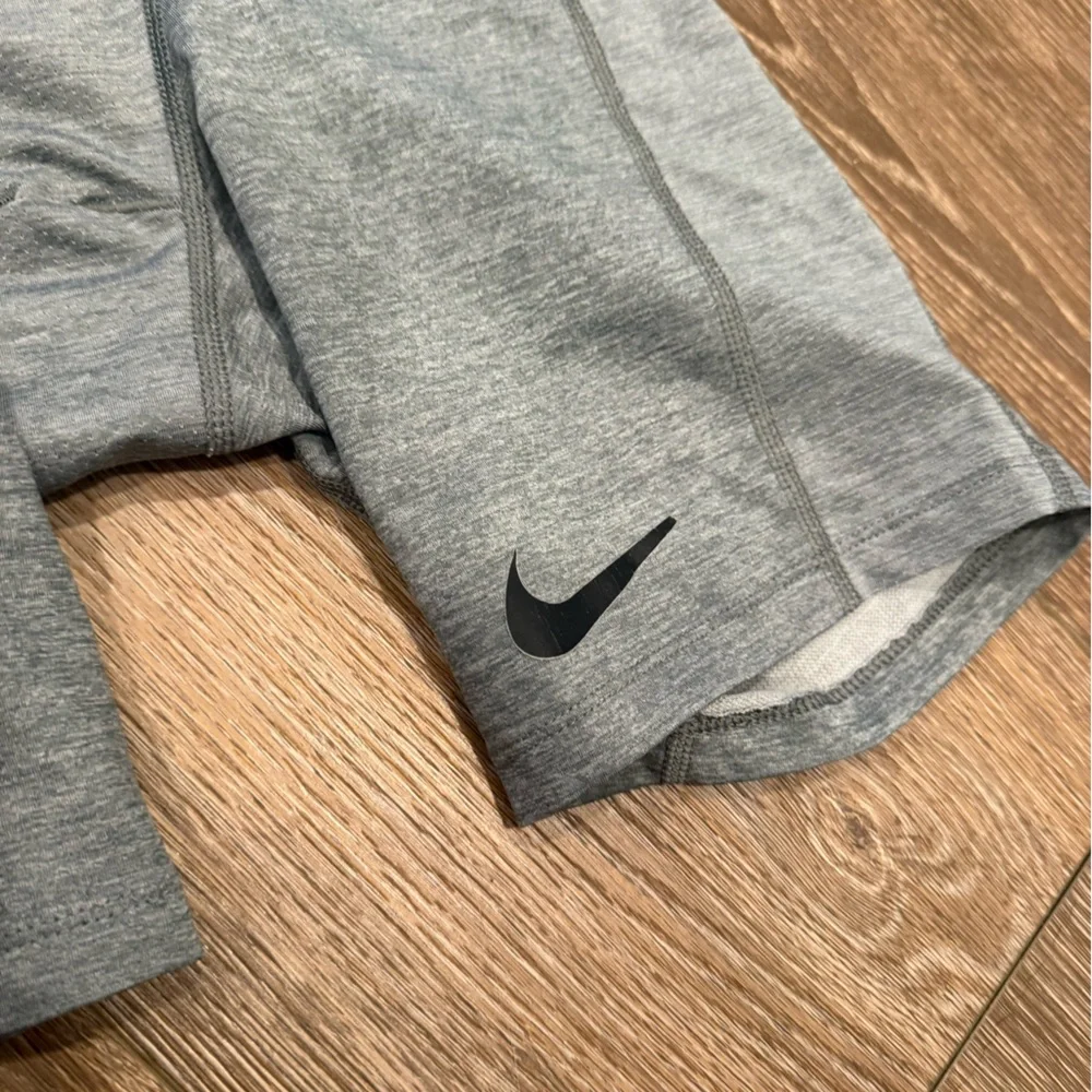 Nike Dri-FIT Light Gray Shorts men’s size‎ small Athleisure lifestyle exercise